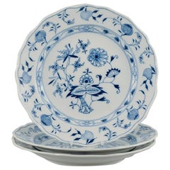 Meissen, ein Set aus drei blauen Zwiebel-Esstellern. Ca. 1900