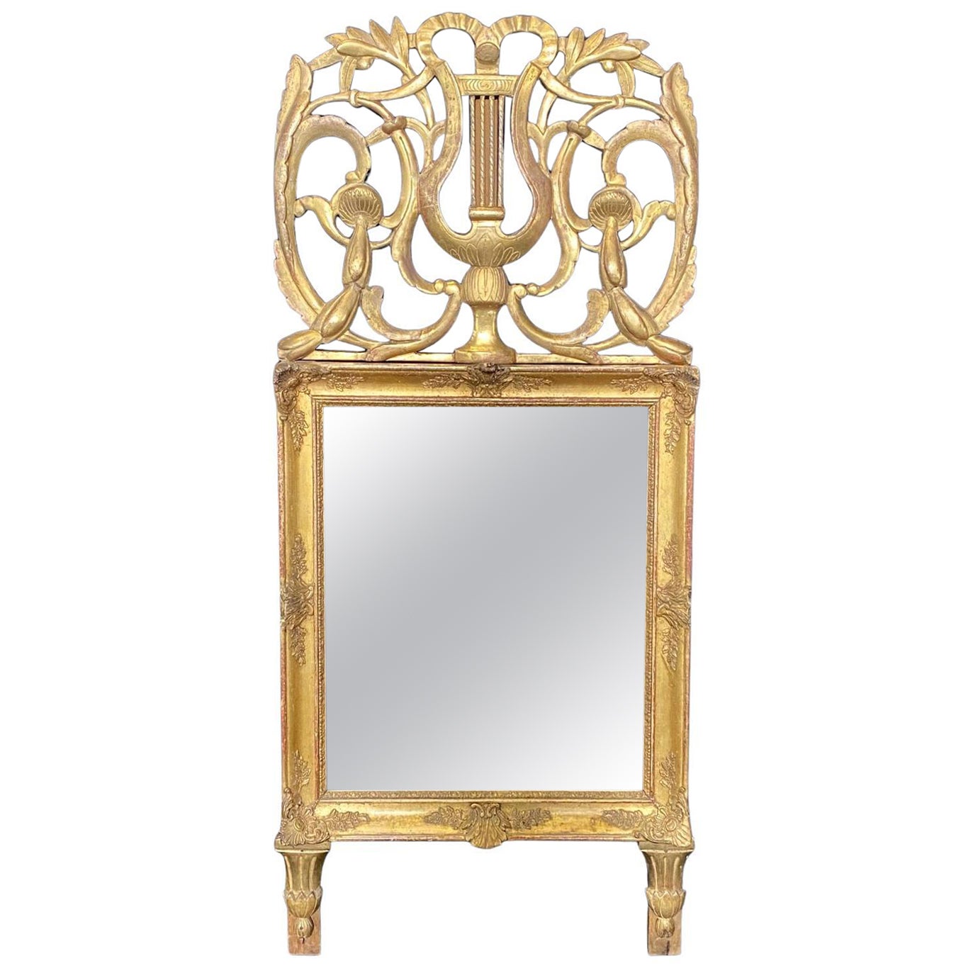 Rare miroir français ancien de style Louis XVI avec sculpture sur le devant complexe  en vente