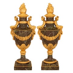 Paire d'urnes à couvercle en marbre et bronze doré d'époque Belle Époque du XIXe siècle