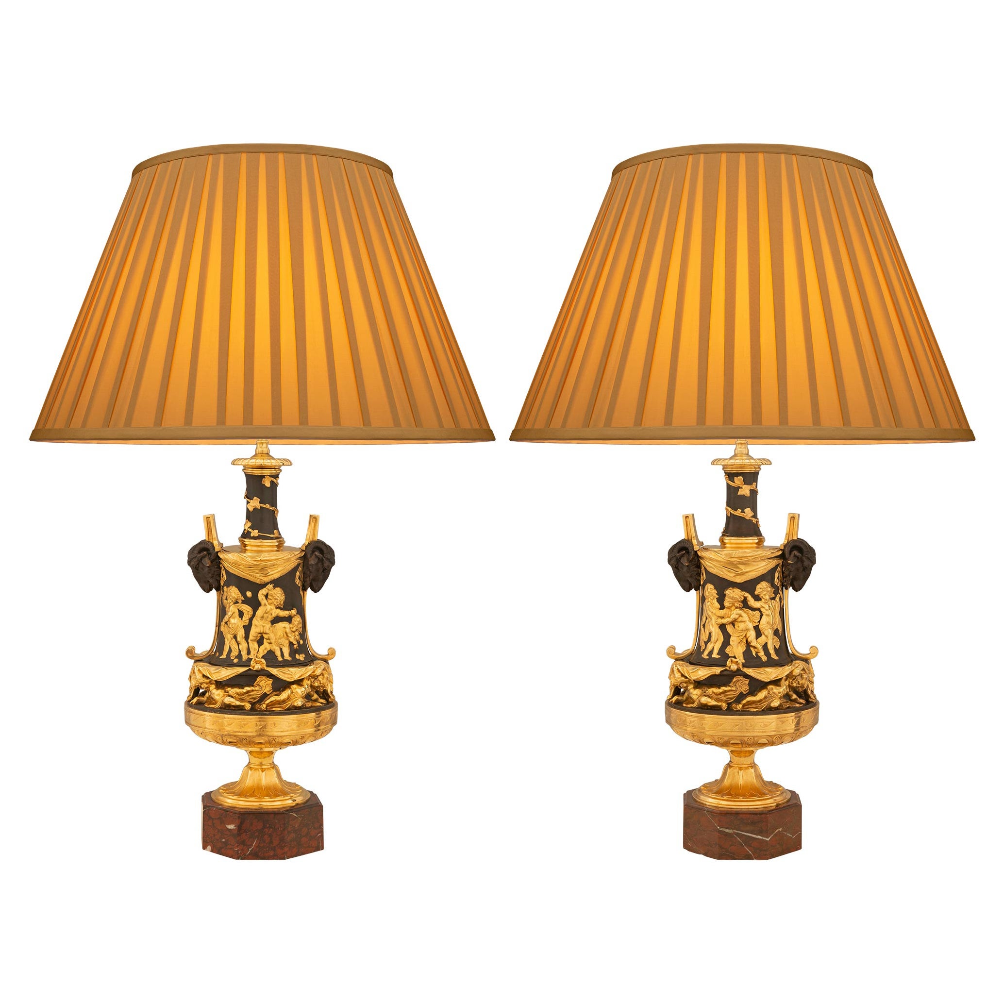 Paar französische Louis-XVI-Lampen aus Bronze, Marmor und Goldbronze aus dem 19. Jahrhundert