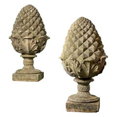 Paire de grands fleurons en pierre en forme d'ananas ou de clous de pilier