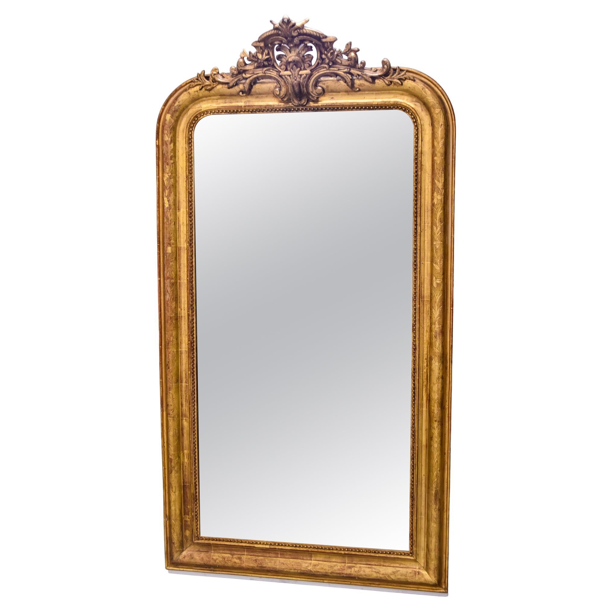 Miroir doré Louis Philippe du 19ème siècle avec couronne