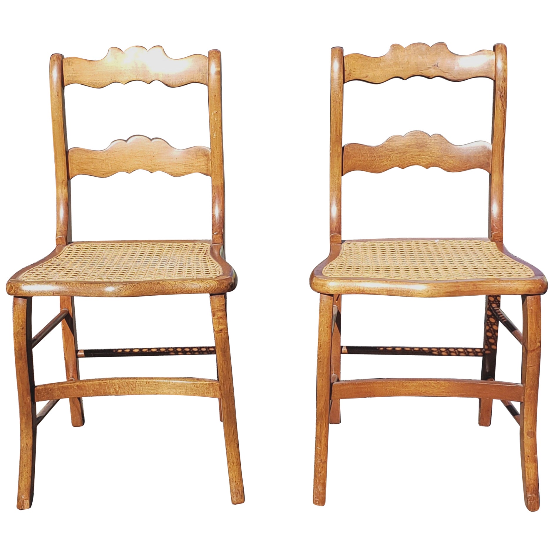 Paire de chaises américaines anciennes à dossier en échelle en érable et assise en rotin, circa 1880