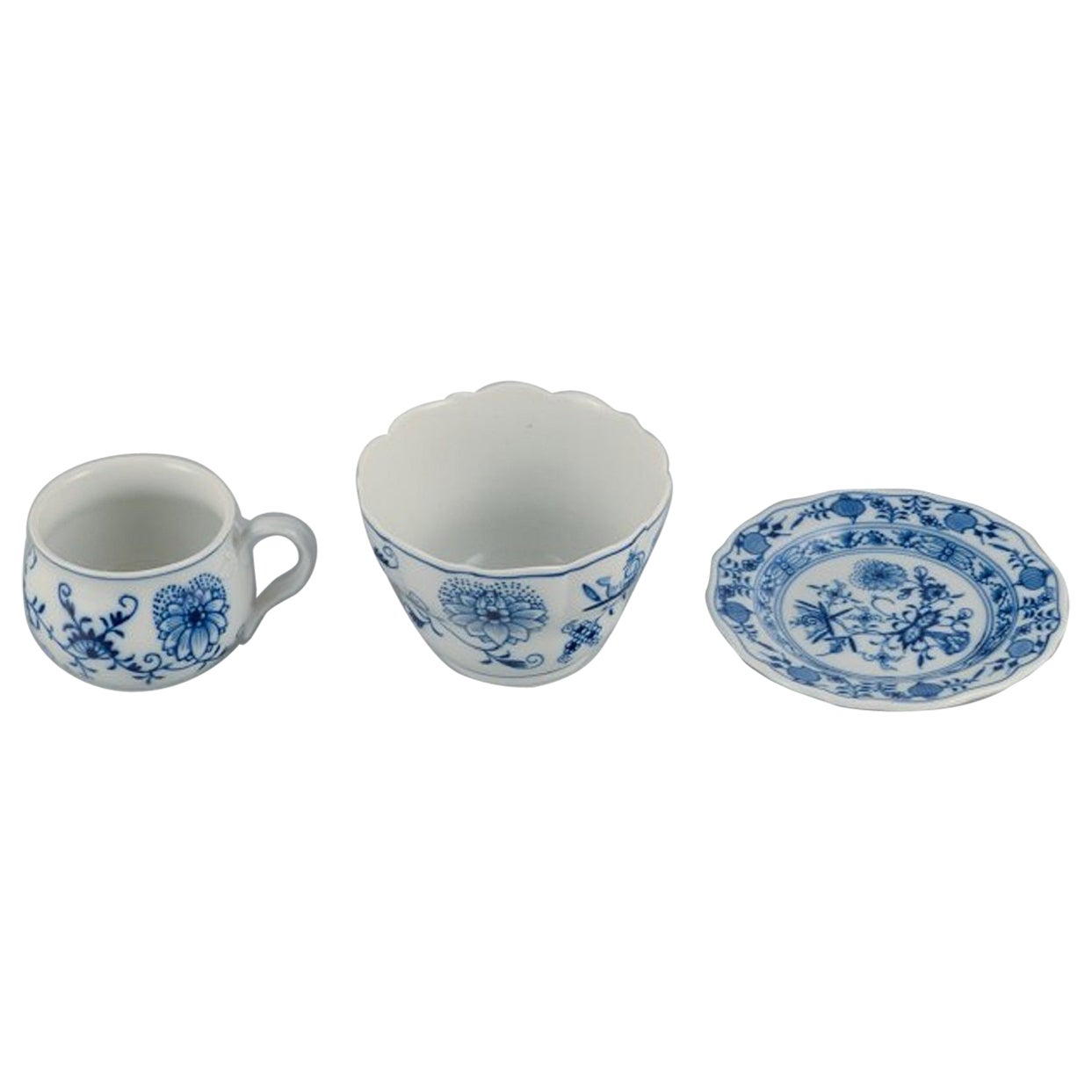 Meissen, dreiteilige blaue Zwiebel – Tasse ohne Henkel, niedriger Becher und kleine Platte.  im Angebot