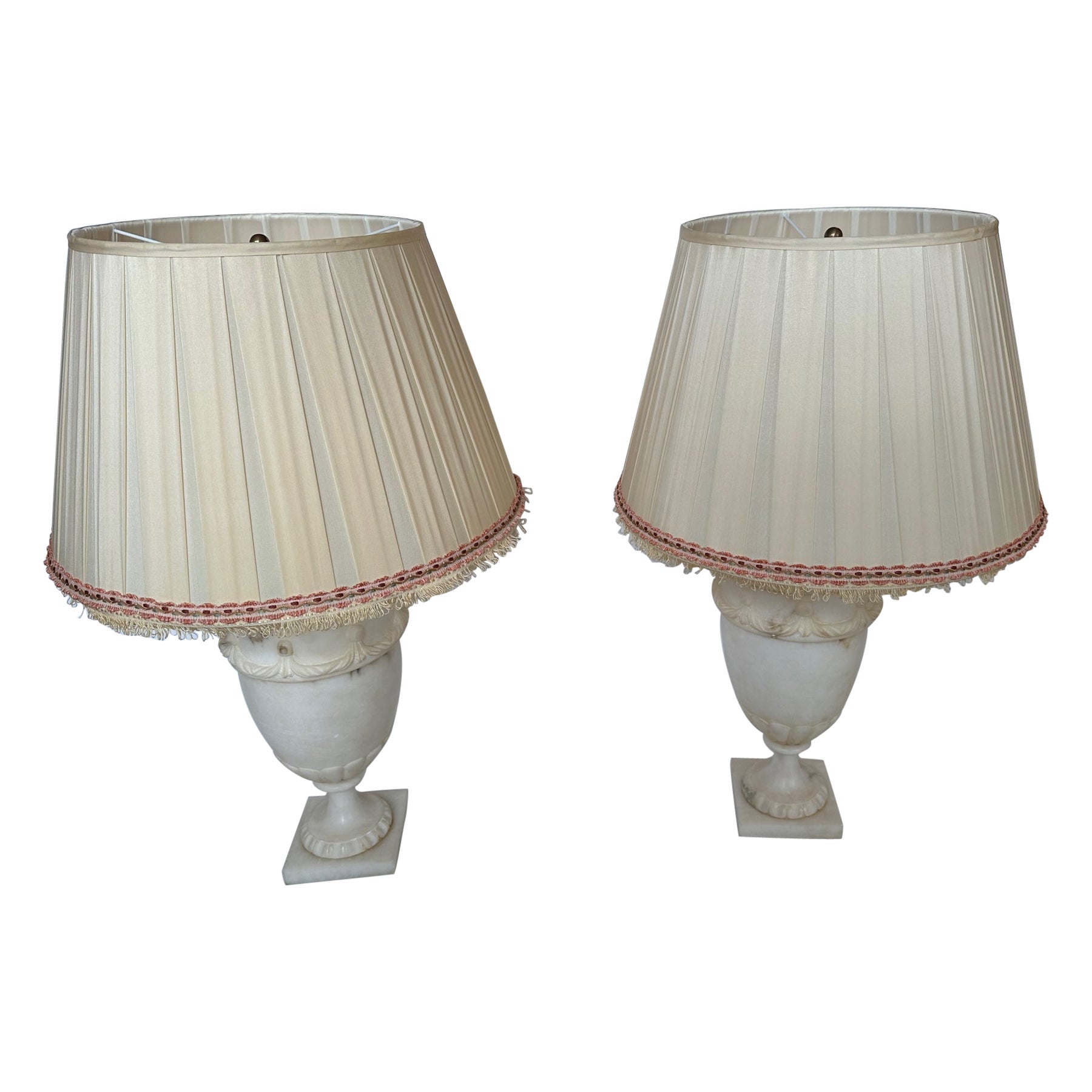 Klassisches Paar antiker Alabaster-Tischlampen im Angebot