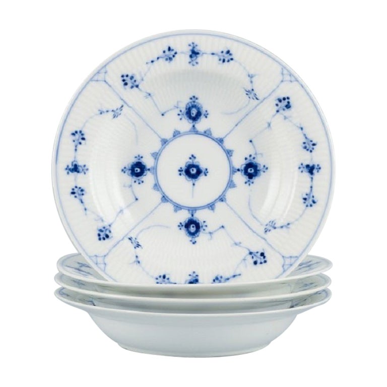 Royal Copenhagen, Blau geriffelte Plain, ein Satz von vier tiefen Tellern  aus Porzellan. im Angebot bei 1stDibs