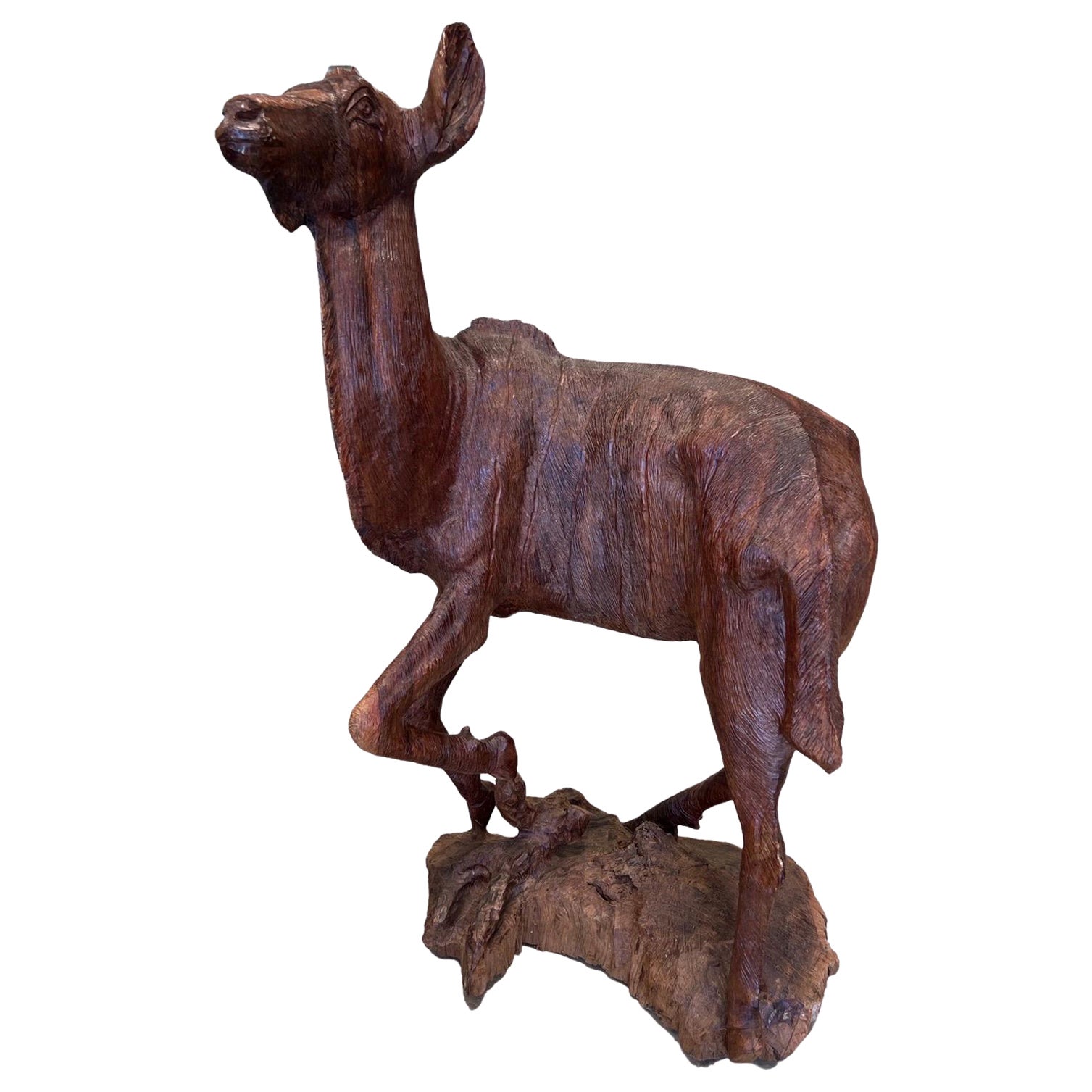 Sculpture de grande taille en forme de cerf ou de cerf de la Forêt-Noire sculptée à la main