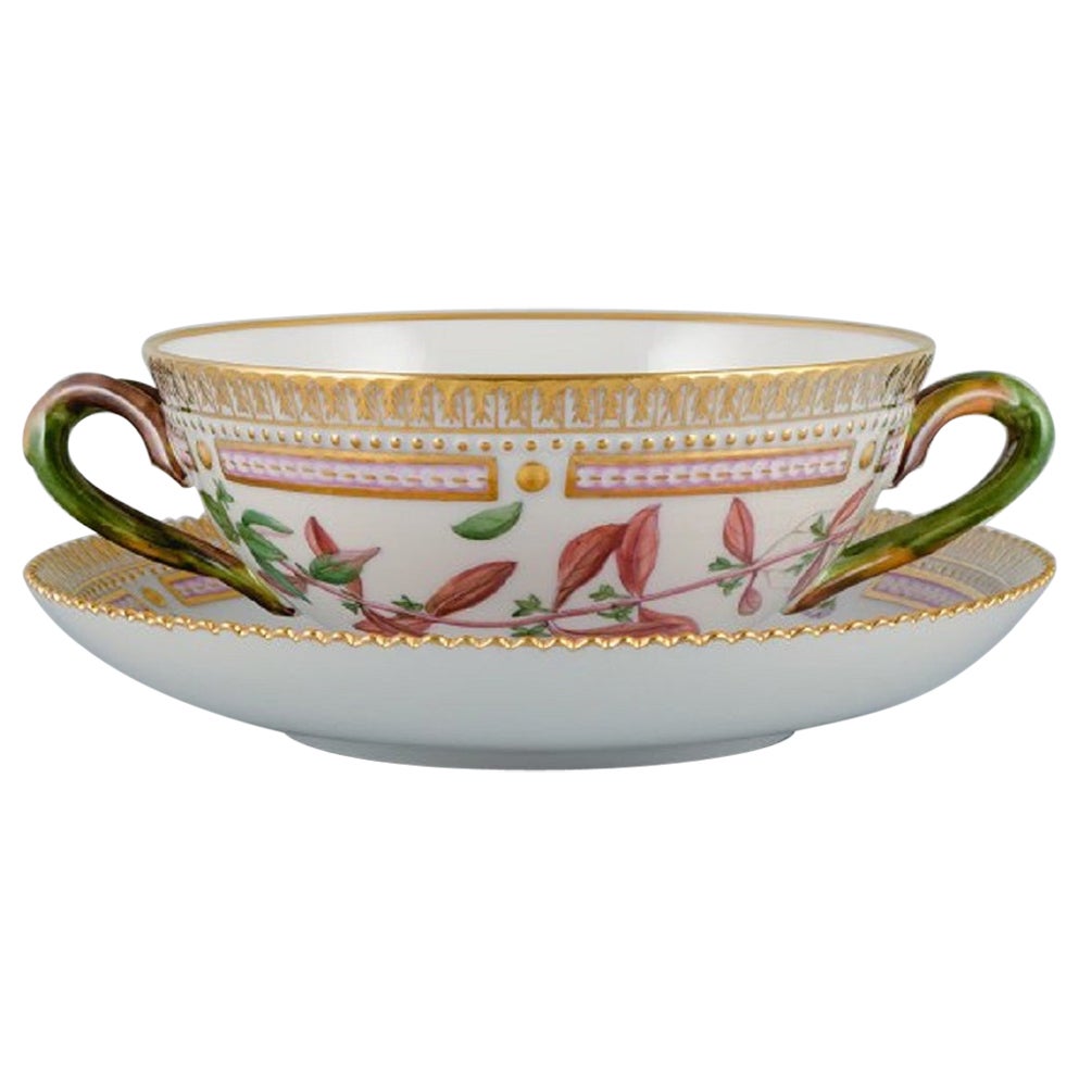 Tasse à bouillon Flora Danica de Royal Copenhagen avec soucoupe en porcelaine peinte à la main
