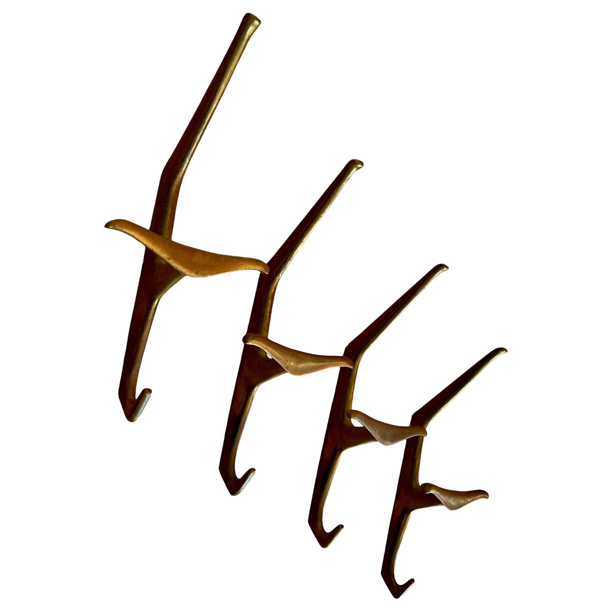 Mid-Century Modern Set of 4 large and 3 small mid-century brass hooks hangers, Manner of Dominioni For Sale