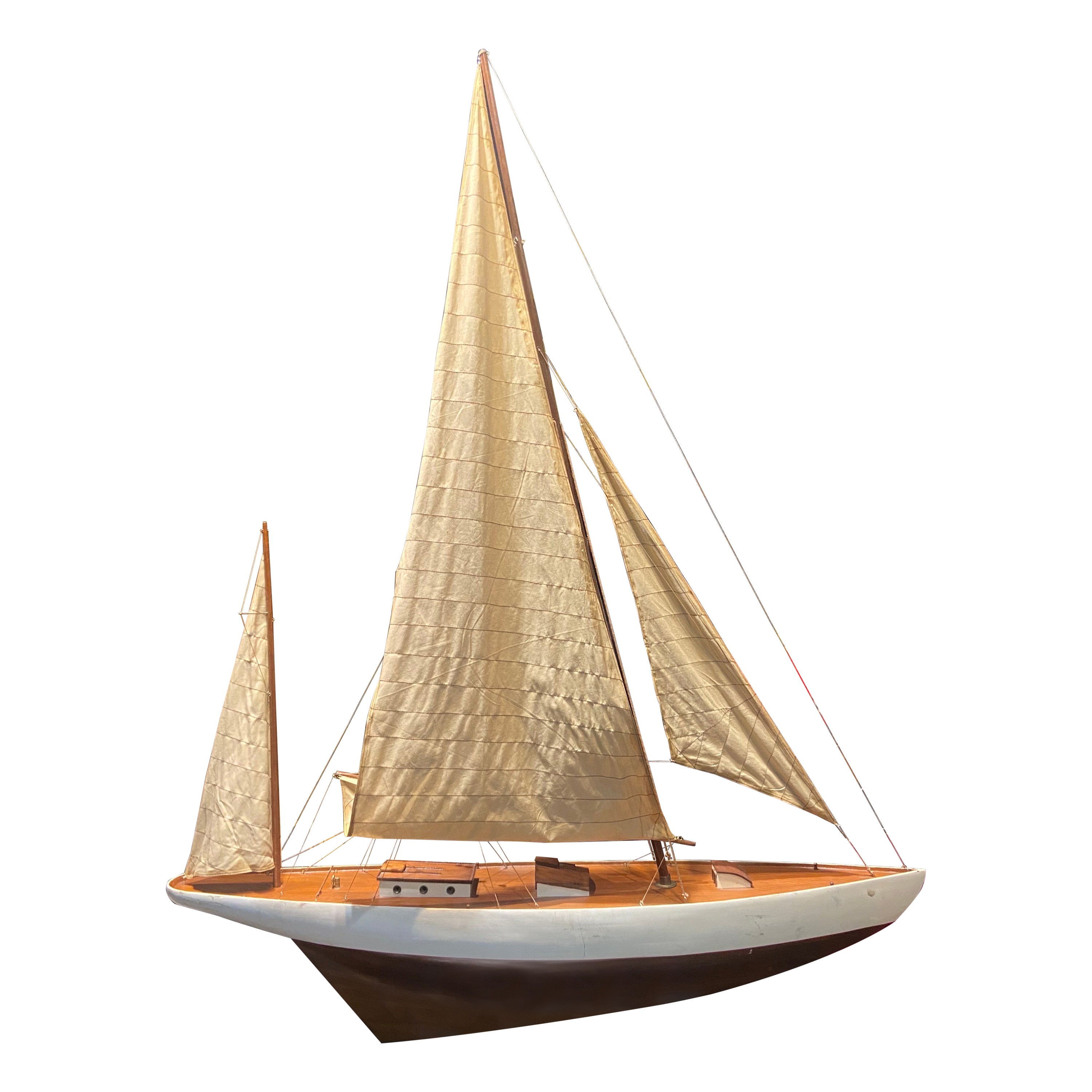 Grand modèle français de voilier Pen Duick d'Eric Tabarly en bois verni en vente