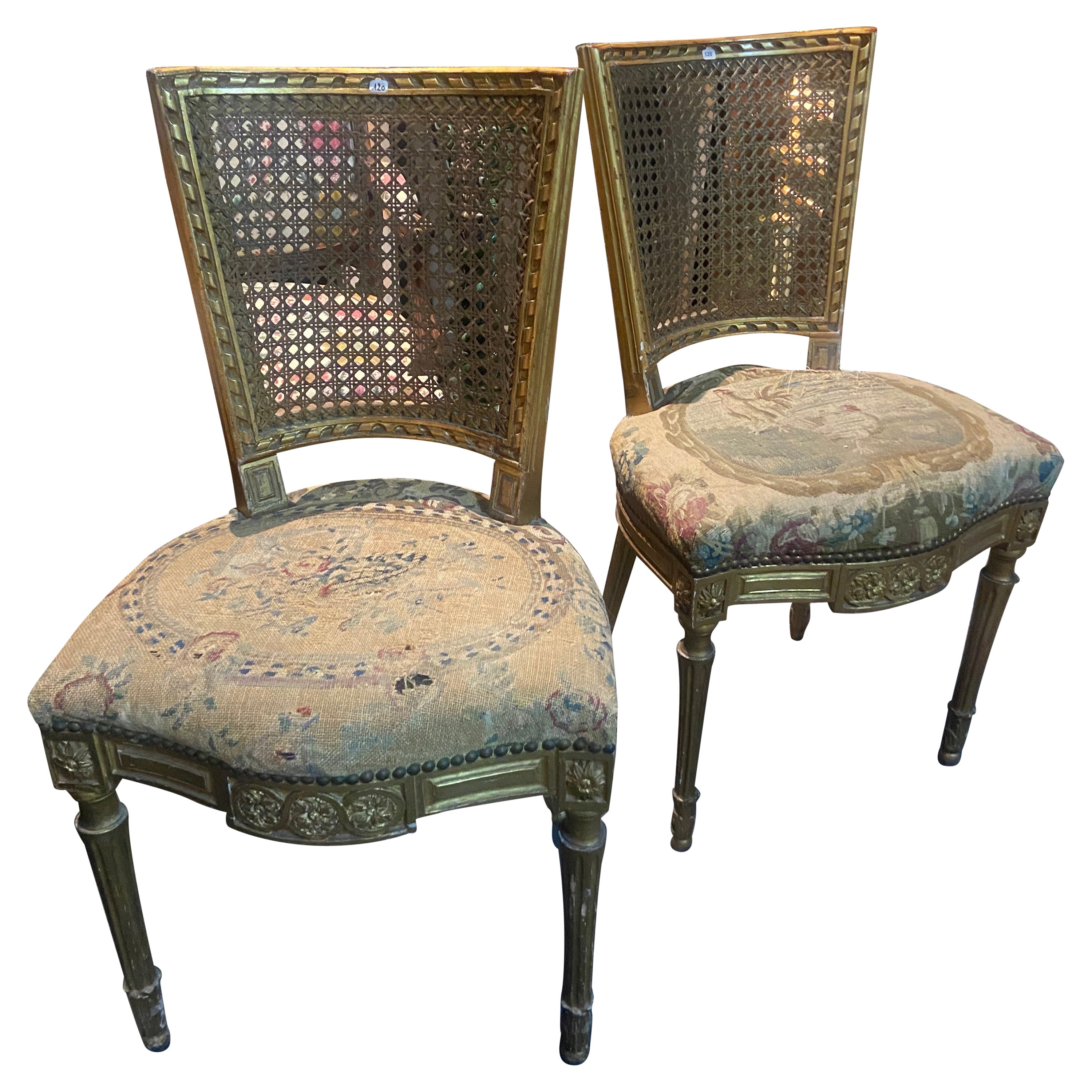 Paire de chaises françaises du 19ème siècle en bois doré et tapisserie sculptée à la main 