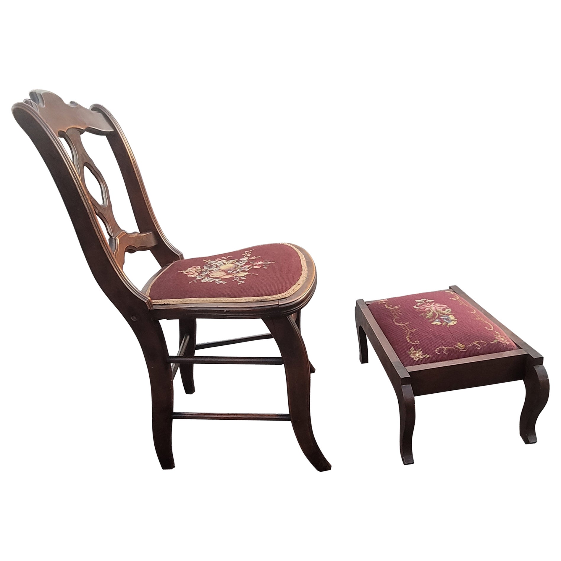 Gepolsterter Stuhl aus Mahagoni und Nadelspitze des späten 19. Jahrhunderts mit Fußhocker