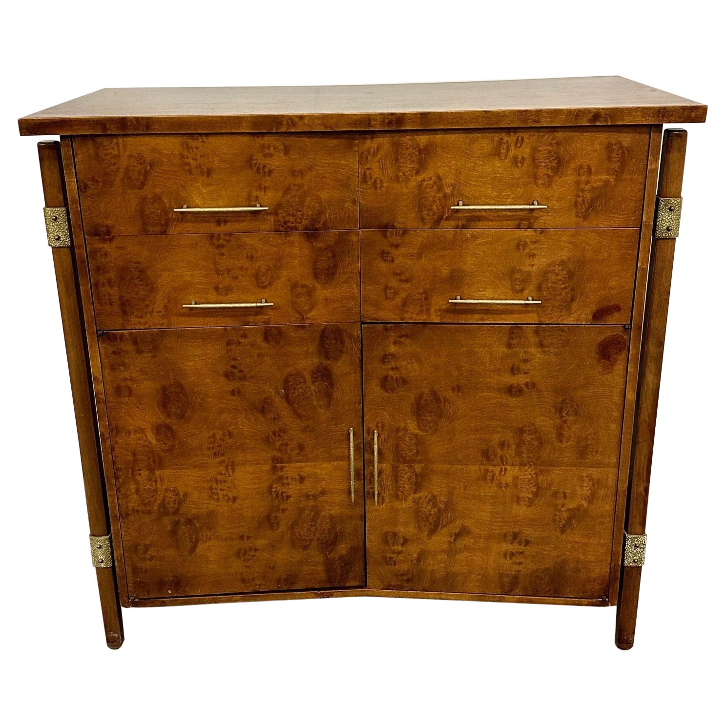 Commode / armoire à vêtements Hi-Boy en bois de bourgogne de style moderne du milieu du siècle, accentuation en laiton en vente