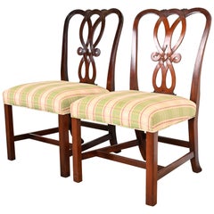 Paire de chaises d'appoint en acajou sculpté de style géorgien de Baker Furniture