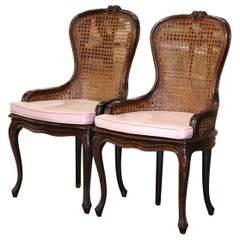 Paire de chaises de coiffeuse françaises Louis XV du milieu du 20e siècle en noyer sculpté et rotin