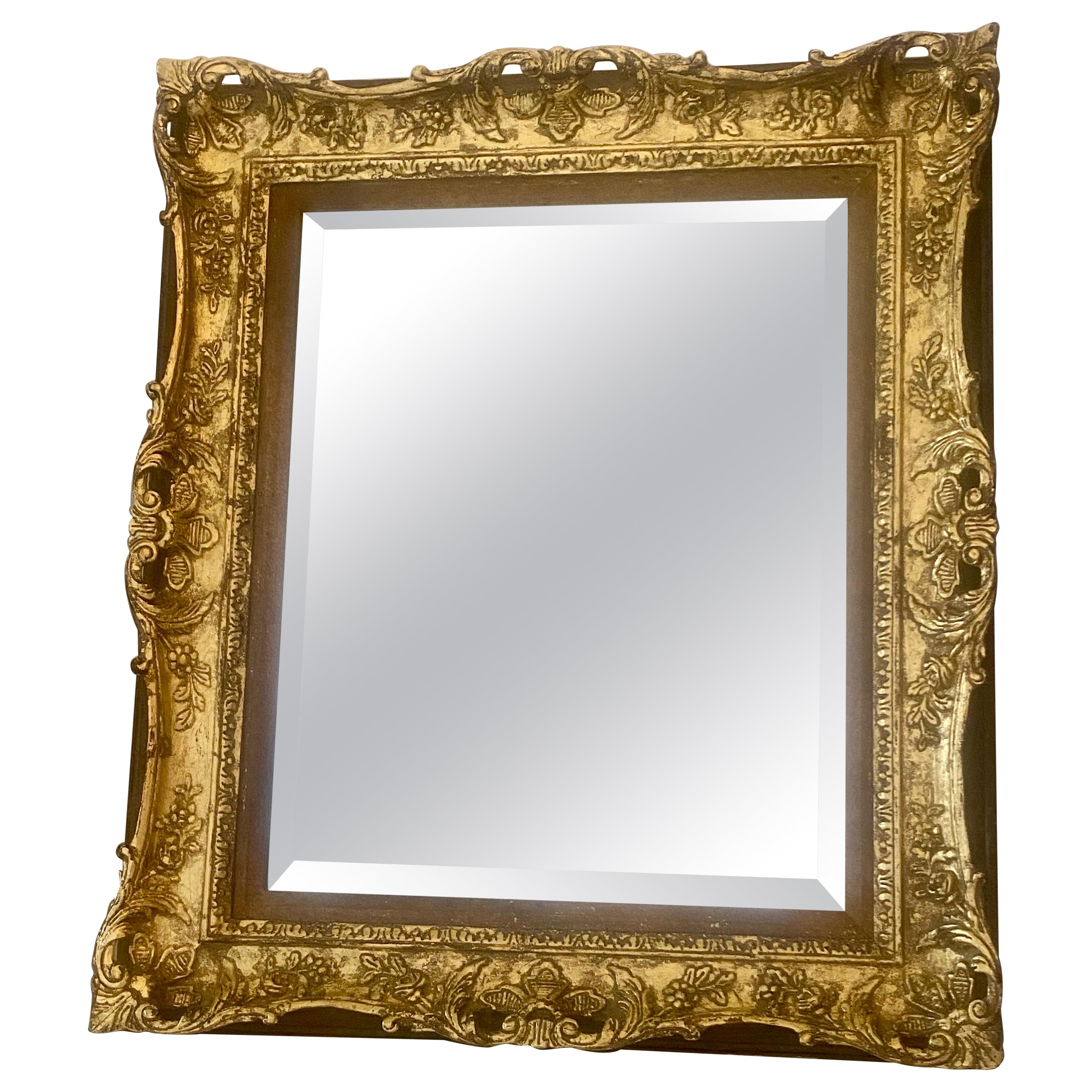 Miroir orné en bois sculpté à la feuille d'or antique