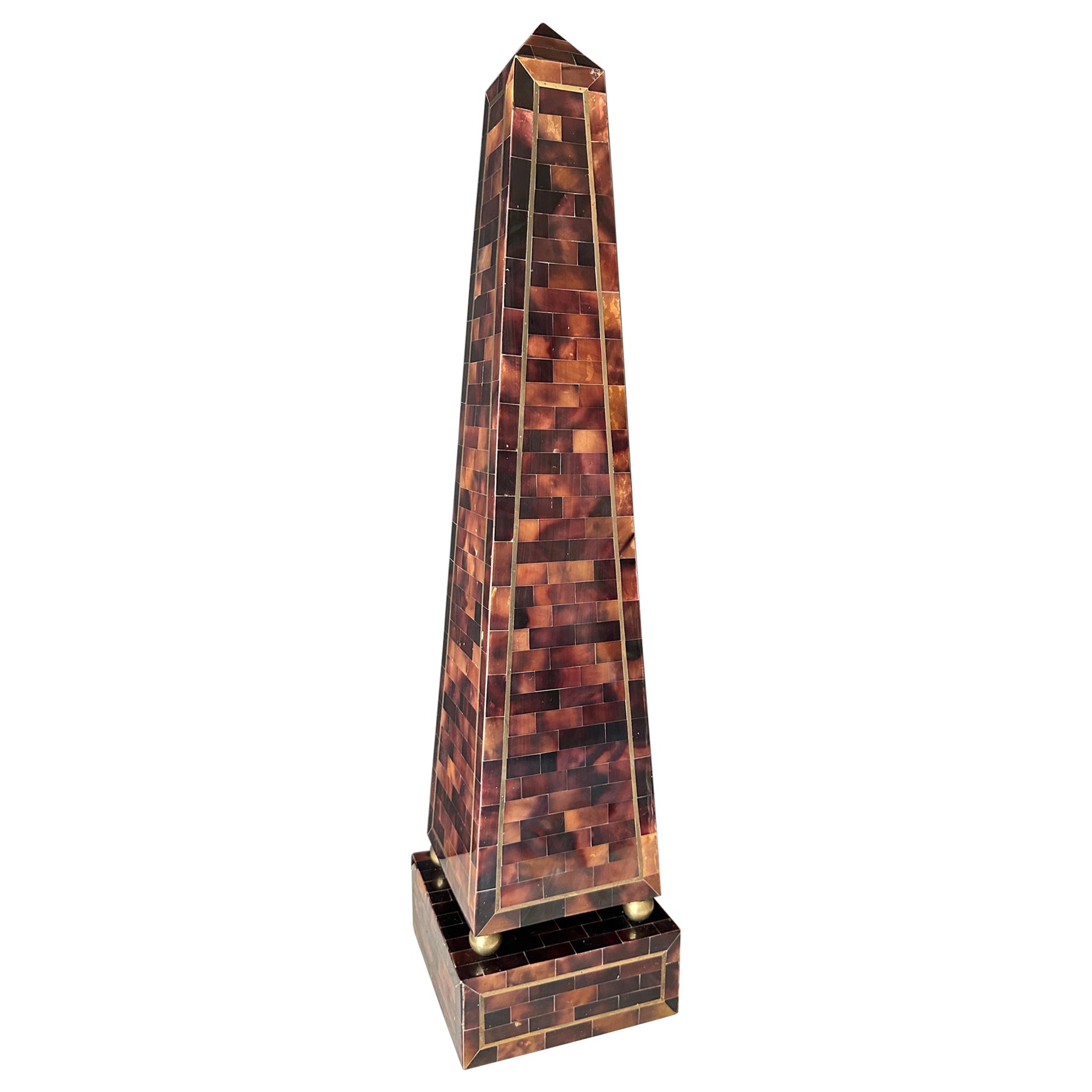 Mosaik-Obelisk aus Horn mit Messingintarsien