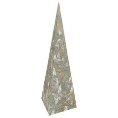 Obélisque en nacre tessellée