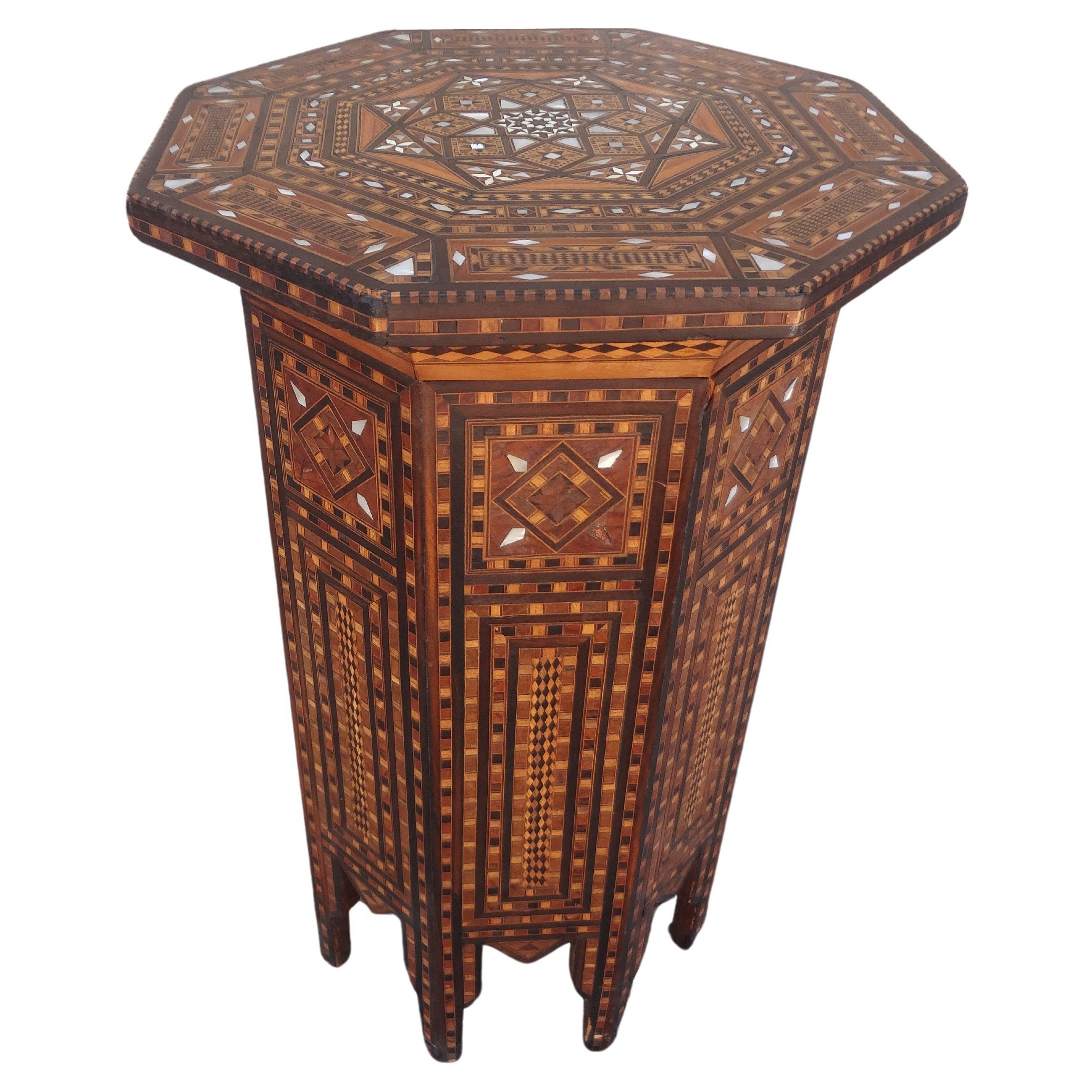 Vieille table octogonale incrustée de style arabesque du Moyen-Orient