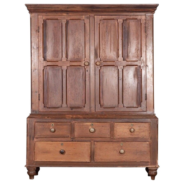 Armoire de ménage en pin anglais du 19e siècle En vente sur 1stDibs