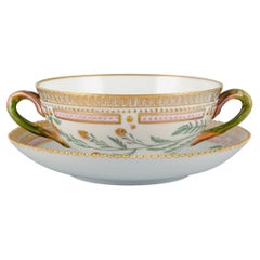 Tasse à bouillon Flora Danica de Royal Copenhagen avec soucoupe en porcelaine peinte à la main