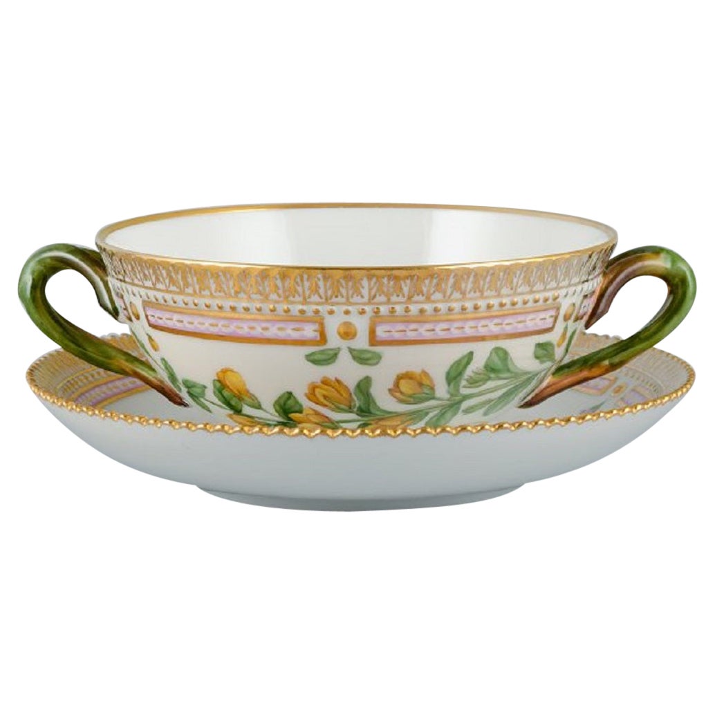 Royal Copenhagen Flora Danica Bouillon-Tasse mit Untertasse aus handbemaltem Porzellan