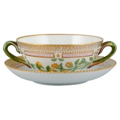 Tasse à bouillon Flora Danica de Royal Copenhagen avec soucoupe en porcelaine peinte à la main