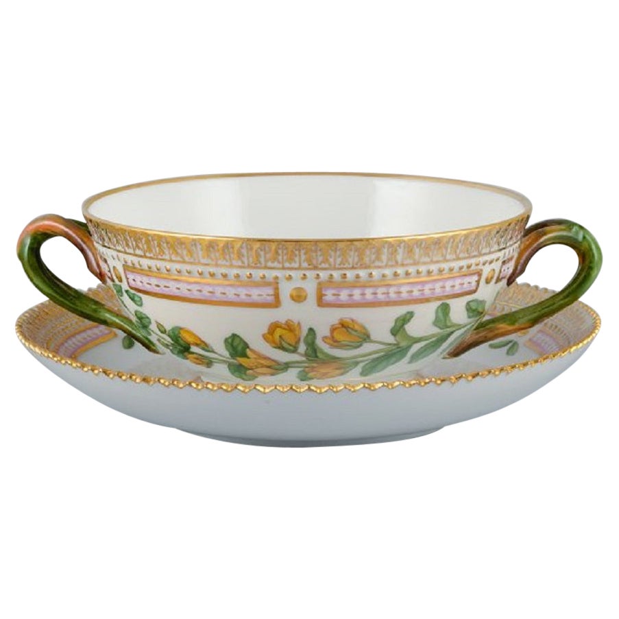 Tasse à bouillon Flora Danica de Royal Copenhagen avec soucoupe en porcelaine peinte à la main en vente