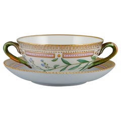 Royal Copenhagen Flora Danica Bouillon-Tasse mit Untertasse aus handbemaltem Porzellan