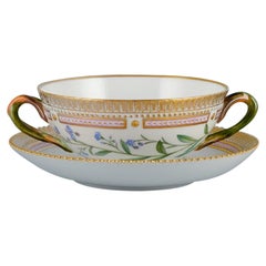 Tasse à bouillon Flora Danica de Royal Copenhagen avec soucoupe en porcelaine peinte à la main