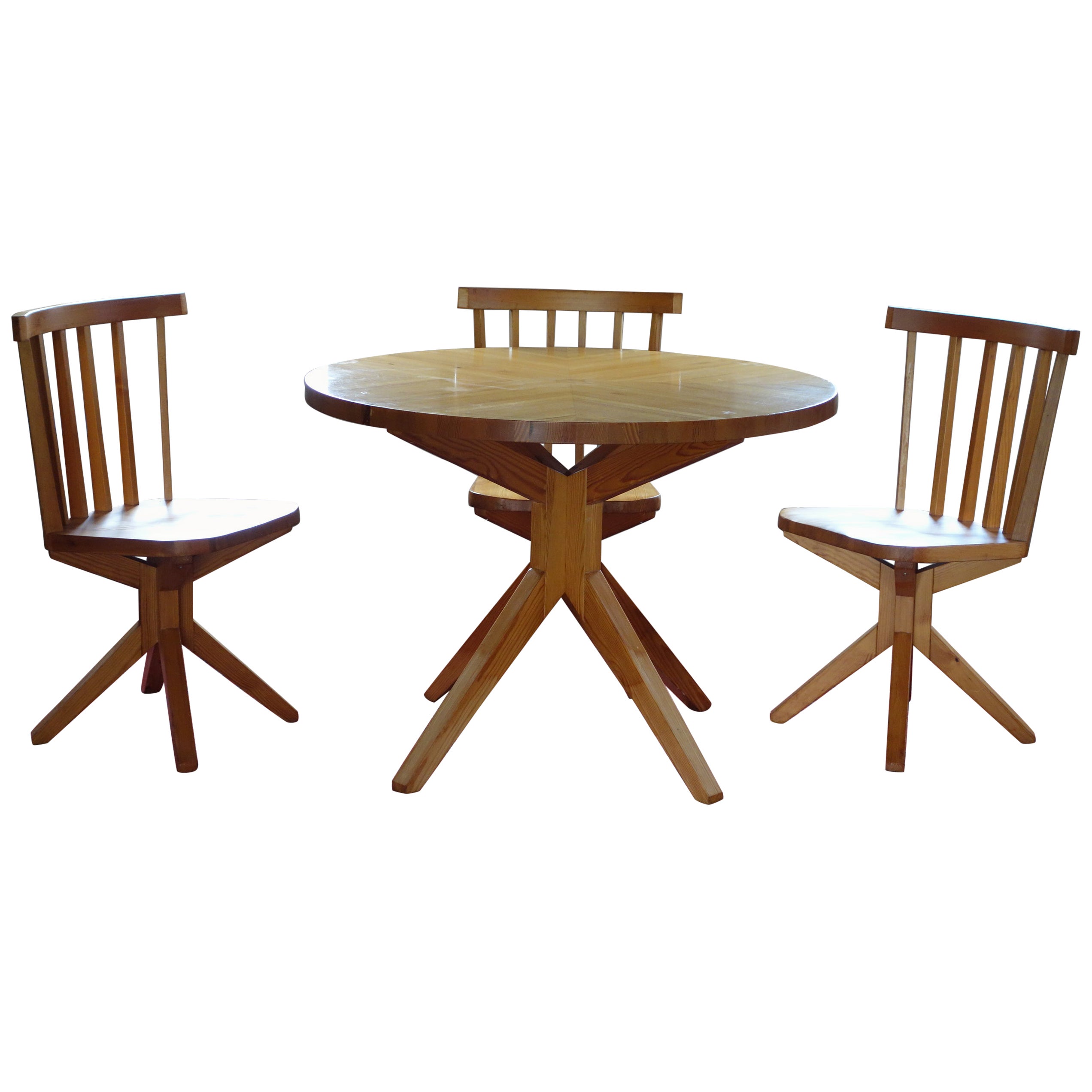 1950s Danish Cabinetmaker Spider Table and 4 Chairs in Solid Pine For Sale