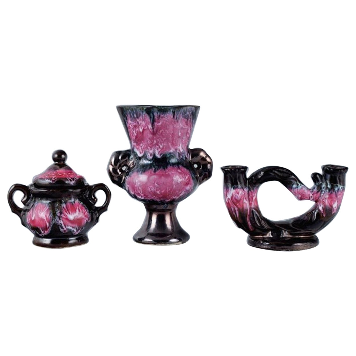 Vallauris, Frankreich, Schale mit Deckel, Kerzenständer mit zwei Armen und Vase. 