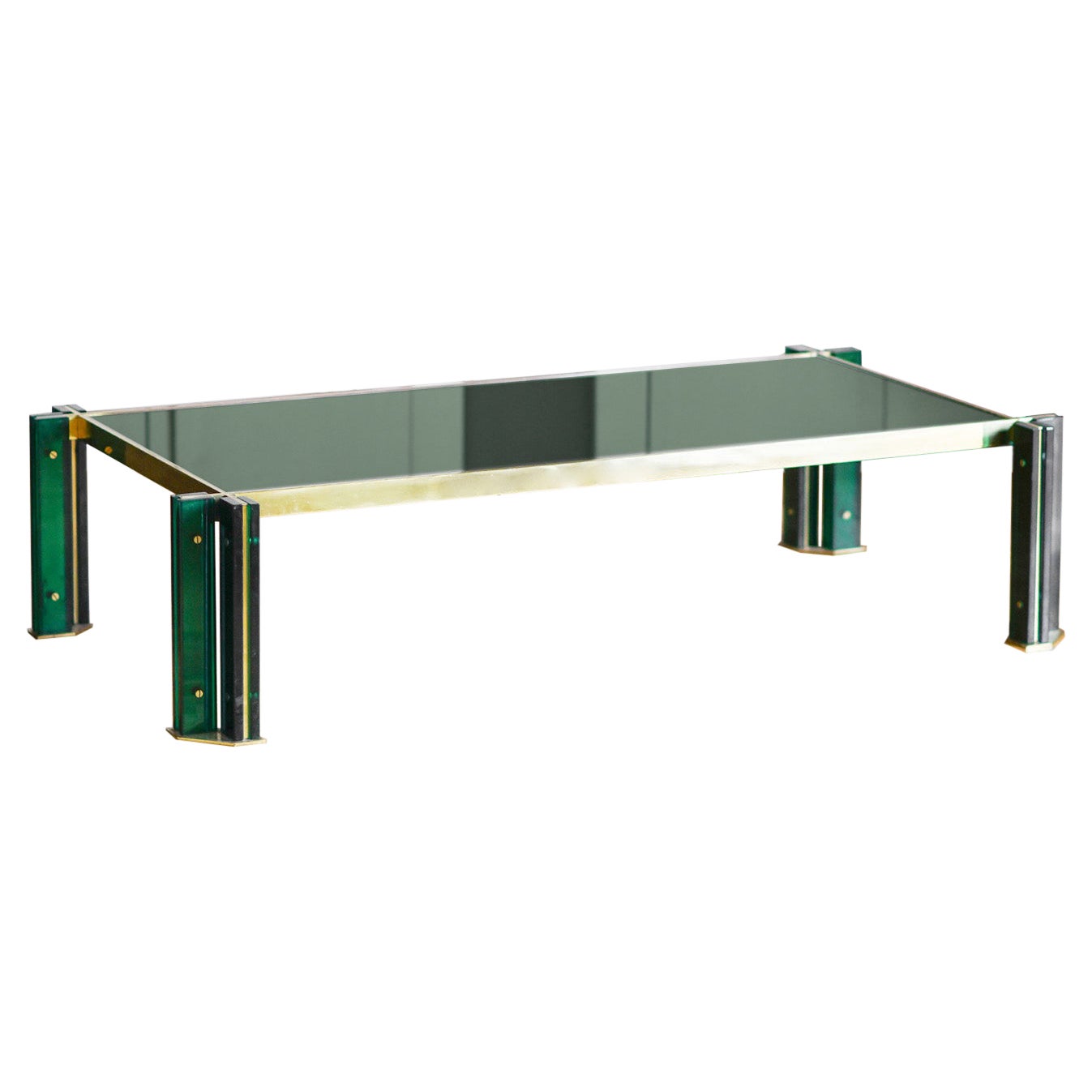 Table basse rectangulaire des années 1970 en laiton et verre vert.