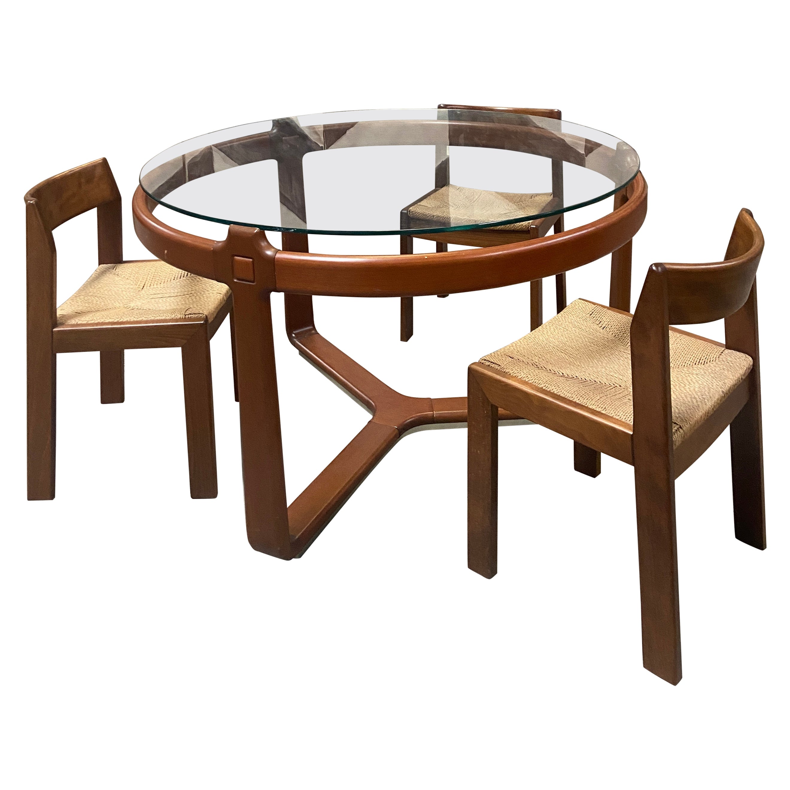 Table ronde italienne moderne du milieu du siècle dernier avec plateau en verre fumé et 3 chaises en bois