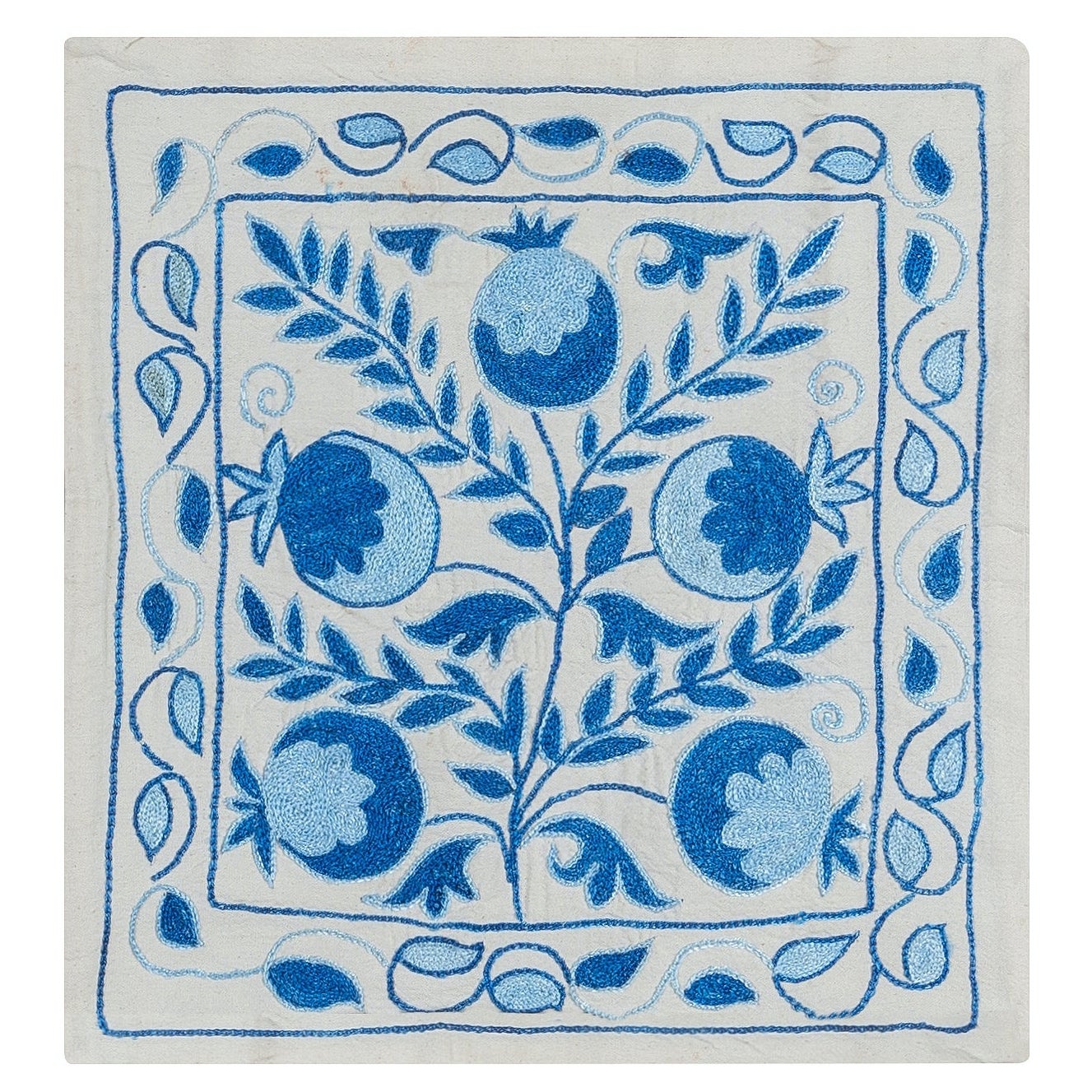 Uzbek Handgefertigter Suzani-Stoff-Kissenbezug in Creme und Hellblau. 17"x17" im Angebot