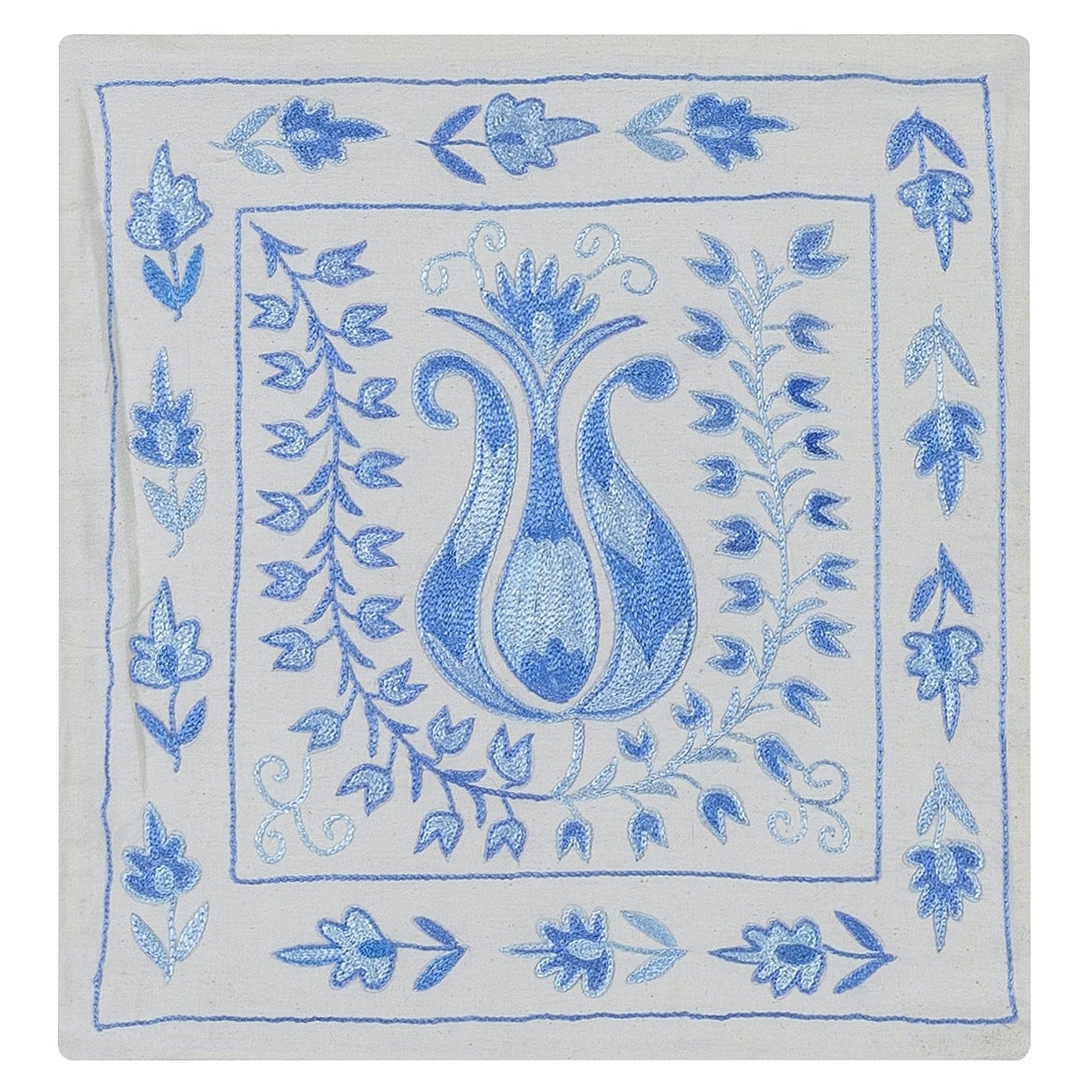 Oreiller en dentelle de soie Suzani brodée, cache-nez ouzbek en bleu clair et ivoire. 17 "x18"