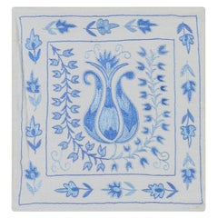 Besticktes Suzani-Spitze-Kissen aus Seide, Uzbek Sham in Hellblau & Elfenbein. 17"x18"