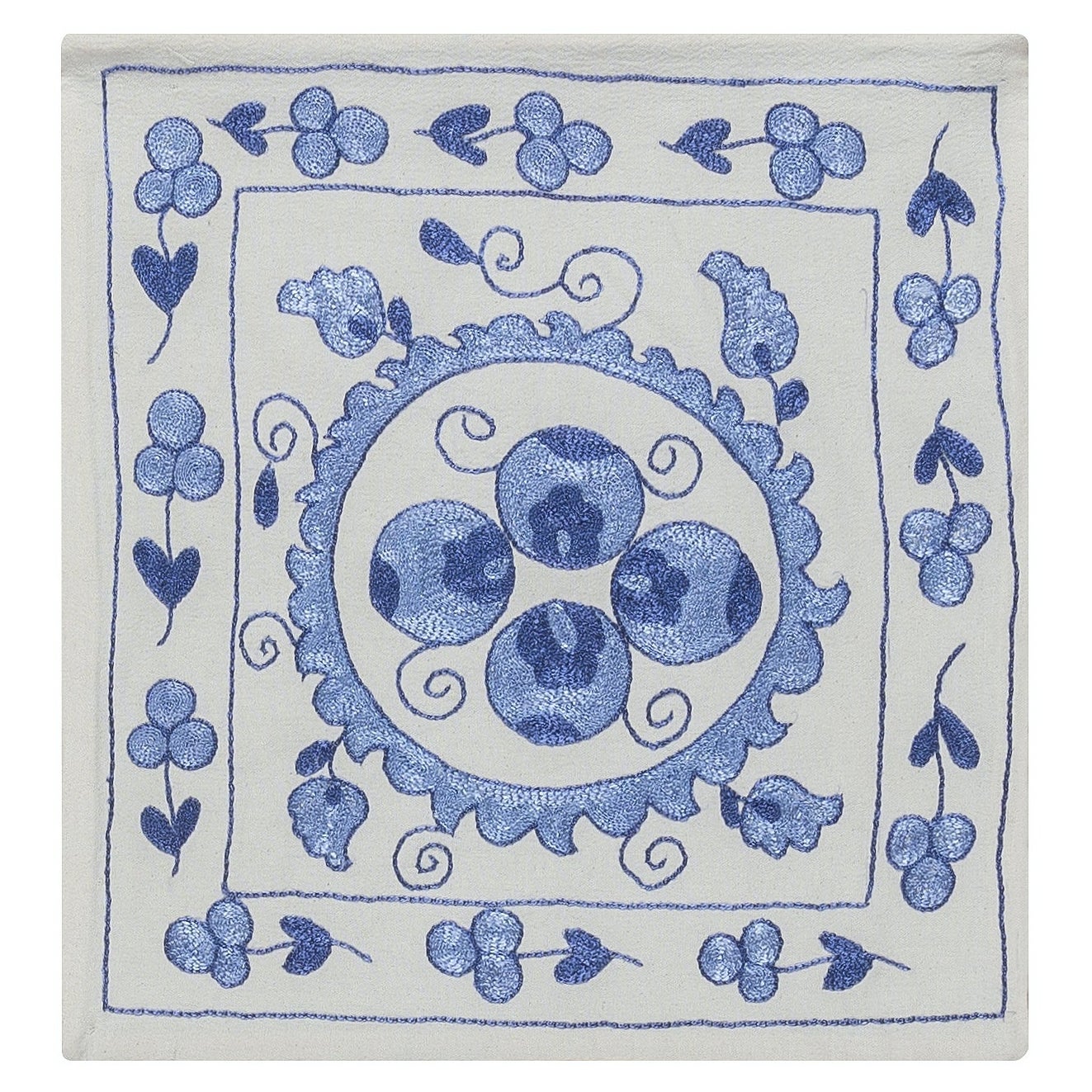 Suzani Textile Handstickerei Seidenkissenbezug in Creme & Hellblau. 17"x18" im Angebot