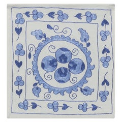 Housse de coussin en soie brodée à la main Suzani Textile en crème et bleu clair. 17 "x18"