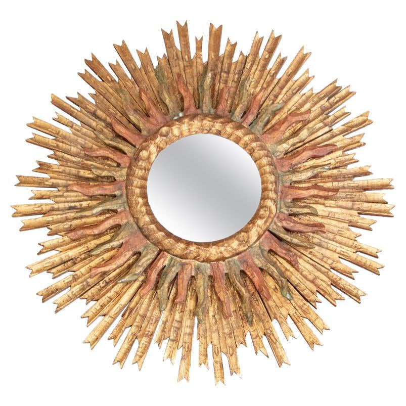  Fein geschnitzter und vergoldeter Spiegel mit Sonnenschliff im Angebot