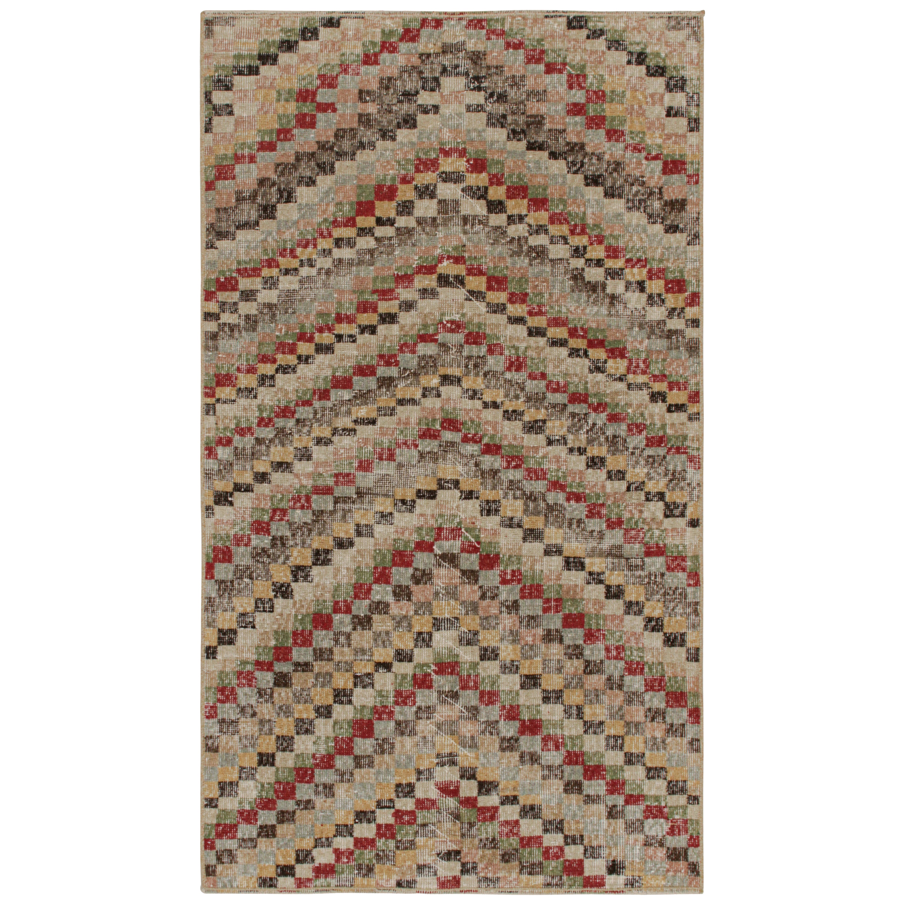 Tapis vintage Zeki Müren à motifs géométriques polychromes, par Rug & Kilim