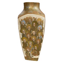 Antico vaso giapponese in ceramica di Satsuma con monaci buddisti e marchio a cresta Shimazu