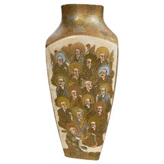 Antico vaso giapponese in ceramica di Satsuma con monaci buddisti e marchio a cresta Shimazu
