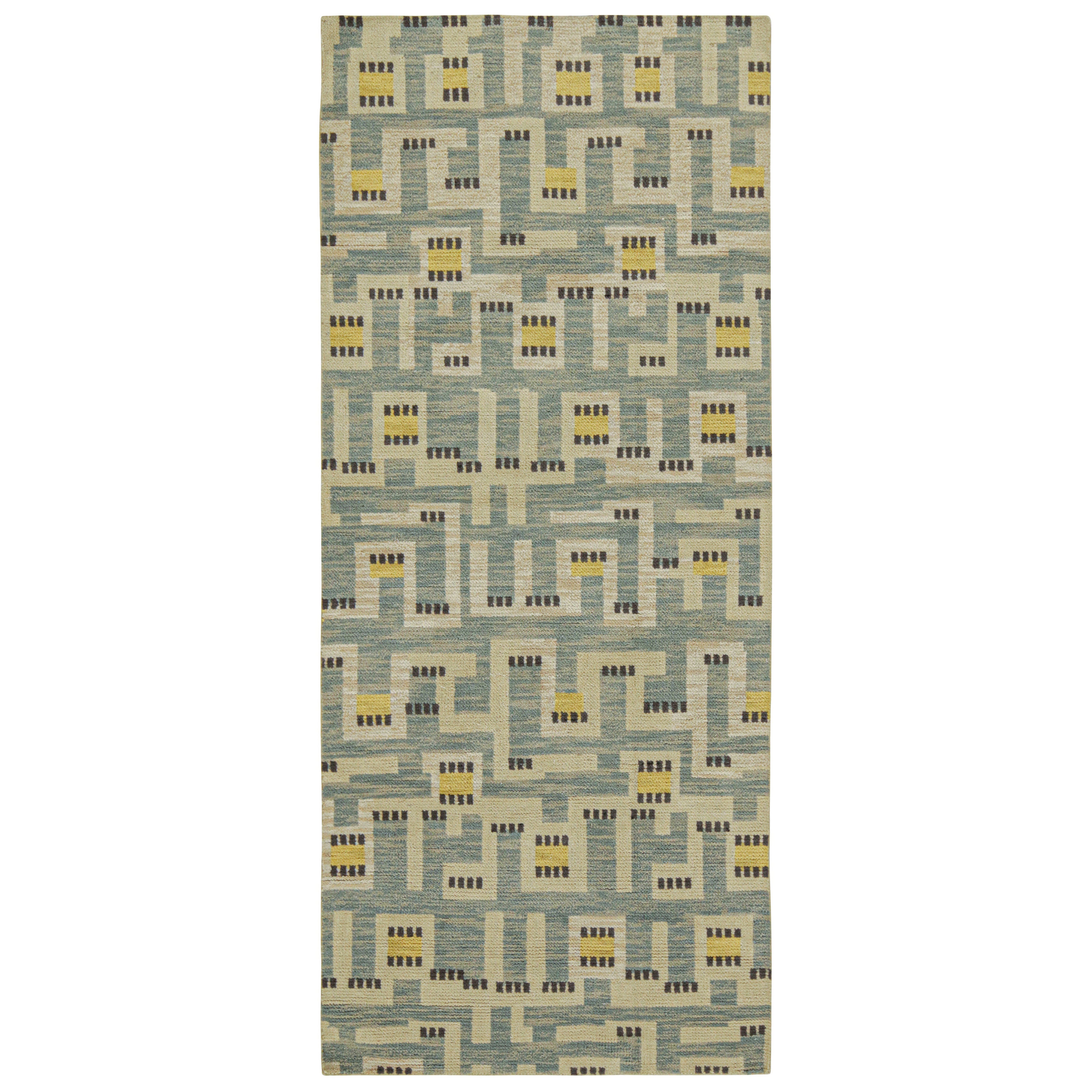 Rug & Kilim's Teppich im skandinavischen Stil in Blau mit beige-goldenem geometrischem Muster im Angebot