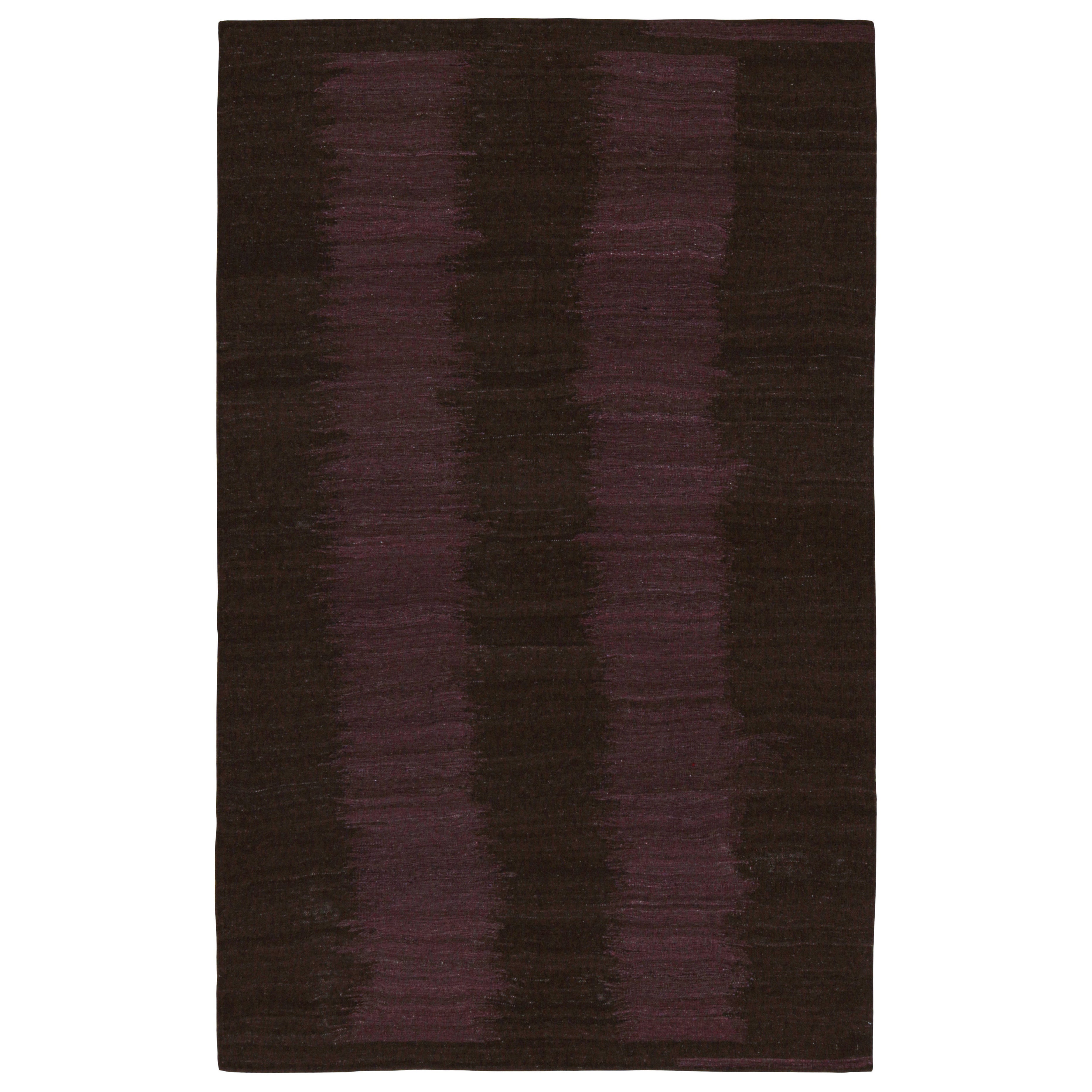 Kilim contemporain de Rug & Kilim en brun avec motifs aubergine en vente