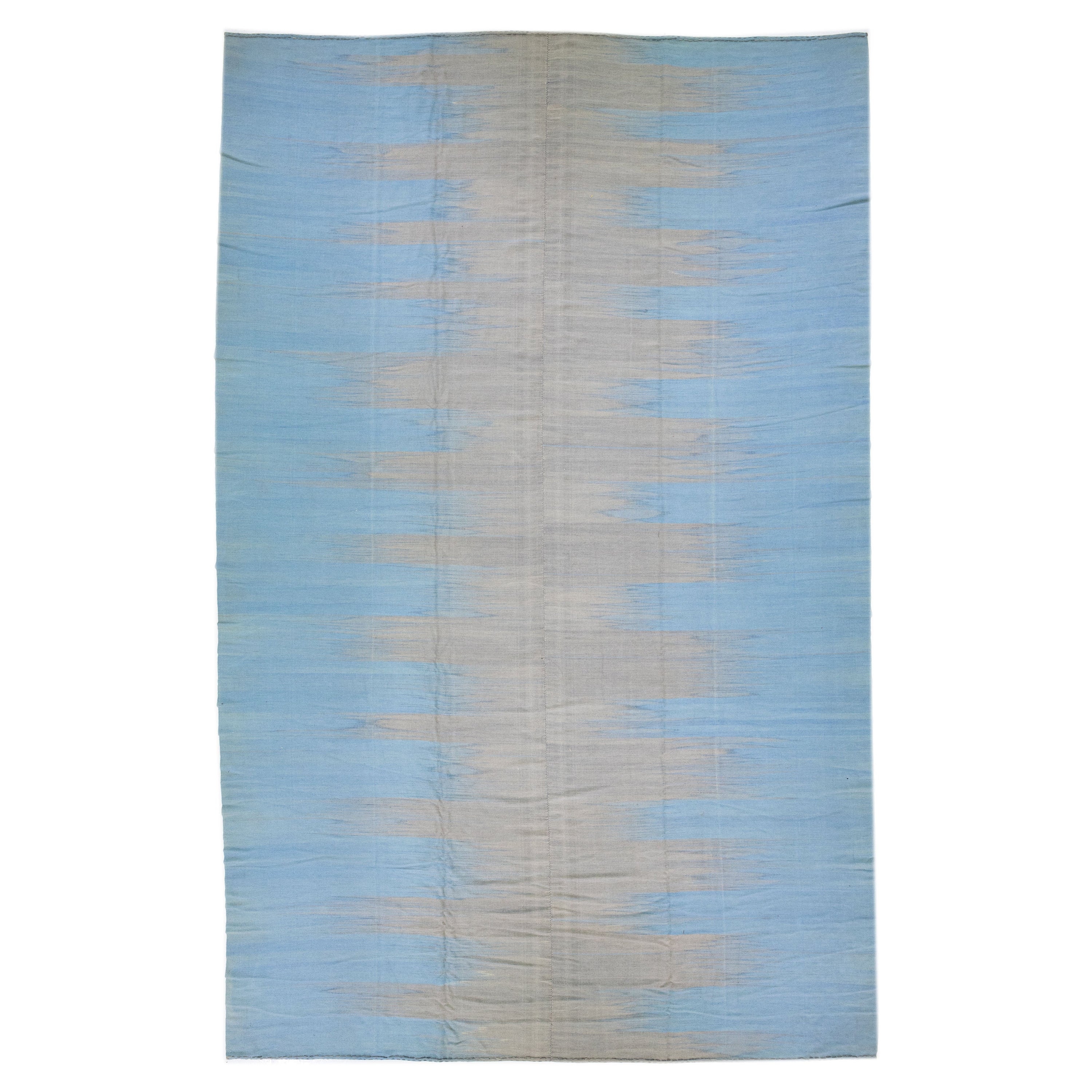 Tapis Kilim moderne en laine bleu et gris tissé à plat avec motif abstrait en vente