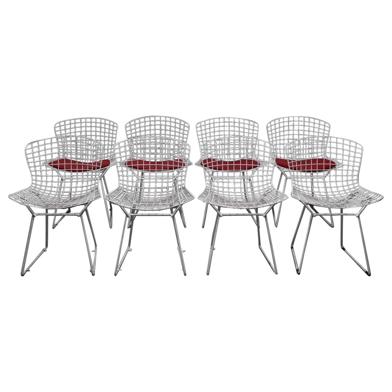 Huit chaises Bertoia en acier soudé blanc avec quatre coussins rouges en vente