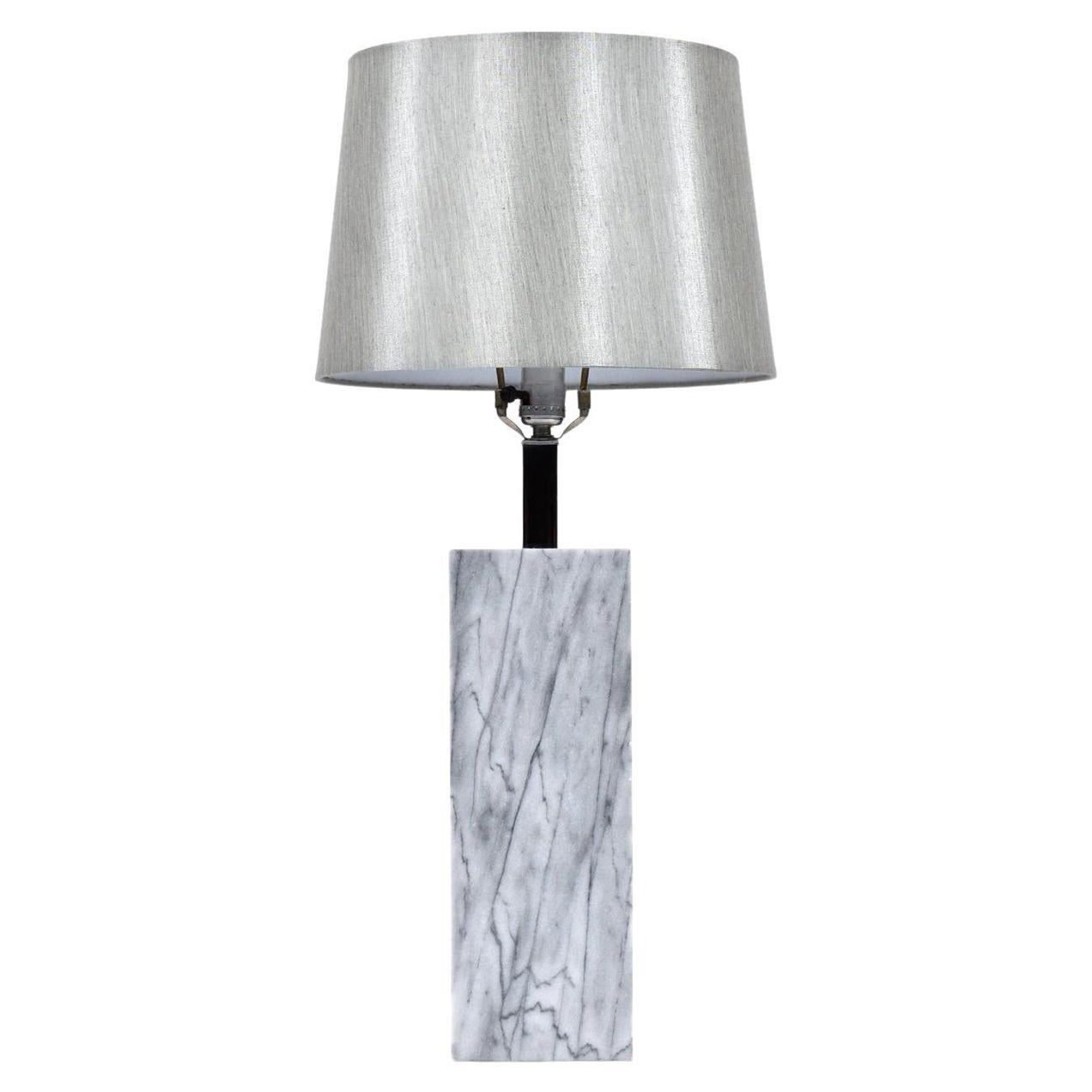 Tischlampe aus grauem Marmor im Nessen-Stil mit Chromhalsausschnitt und silbernem Schirm