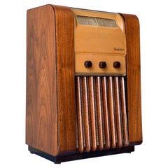 Radio cathédrale vintage moderne du milieu du siècle dernier par Detrola Alexander Girard