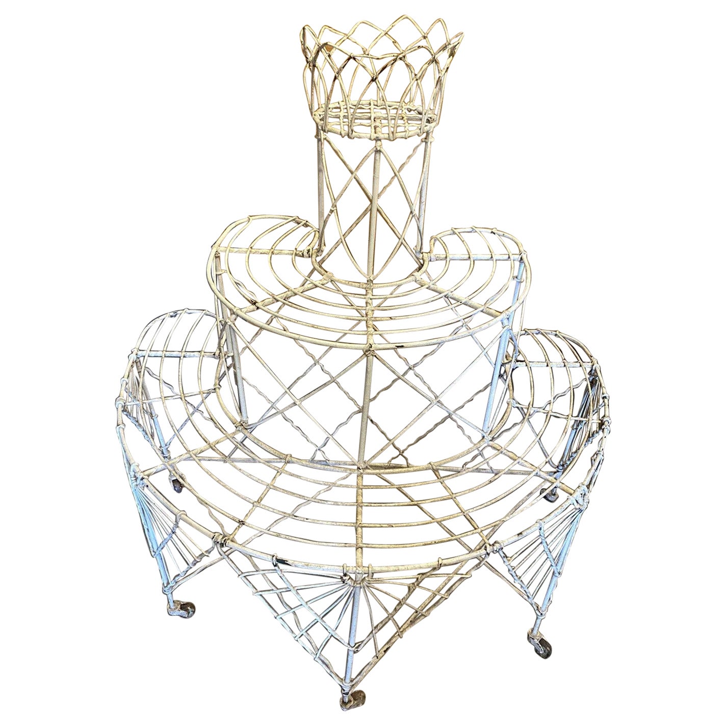 Antiguo alambre de metal blanco victoriano del siglo XIX Soporte semicircular de 3 niveles para plantas de jardín